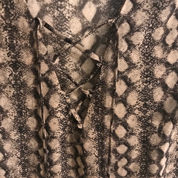 Show me your MuMu snakeskin crop blouse - Picture 4 of 5